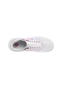 Hvide sneakers med en mesh-overdel, lyserøde accenter og en mønstret sål. Snørerne er hvide, med branding på siden og indersålen.