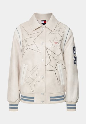 Cremefarvet læder varsity jakke med stjernesymbolet og nitter. Har gråstribede manchetter og kant, to sidelommer og knaplukning.