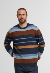 Maglione lavorato a maglia con strisce orizzontali in blu scuro, blu chiaro, marrone e giallo dorato. Collo rotondo e orlo a coste. Tessuto morbido.
