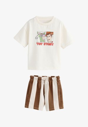 Hvid kortærmet Toy Story T-shirt med Buzz Lightyear- og Woody-ansigter, kombineret med brune og hvide vertikalt stribede shorts med snøre.