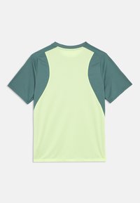 Koszulka sportowa z krótkim rękawem, z lekkiej zielonej siateczki, z ciemnozielonymi akcentami na ramionach i bokach. Gładka tekstura na całej powierzchni.