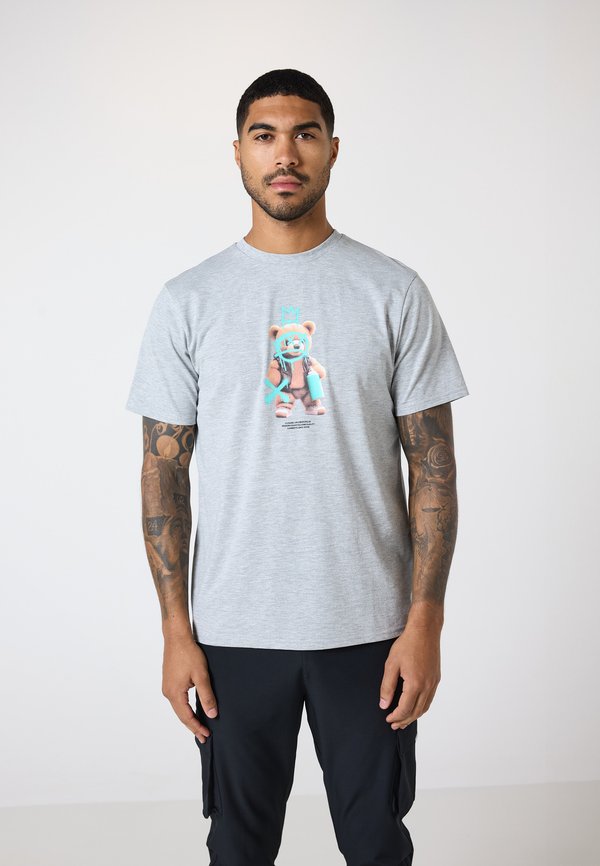 SPRAY ARTIST TEDDY TEE - T-Shirt print