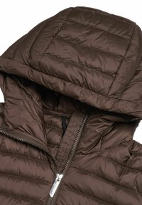 Braune gepolsterte Jacke mit Kapuze, die ein gesteppter Design, einen Reißverschluss und eine glatte Außenstruktur aufweist. Verstellbare Kordeln am Hals.
