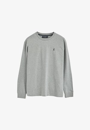 Camisa de manga larga gris claro con cuello redondo y pequeño logotipo oscuro de jugador de polo en el pecho izquierdo.