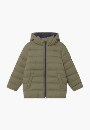 Veste matelassée verte à capuche avec fermeture éclair frontale et deux poches latérales, conçue pour temps froid.