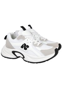 Zapatillas deportivas blancas y grises con parte superior de malla, suela de goma y acentos negros. Cuenta con un diseño de cordones y un logo en el lateral.