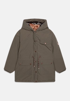 Parka vert olive avec une capuche, poches avant, taille à cordon de serrage et doublure en fourrure brune. Comprend des éléments en métal marron et un patch logo sur le côté.