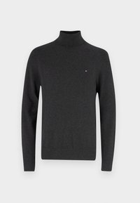 Dunkelgrauer langärmeliger Rollkragenpullover mit kleinem rot-weiß-blauen Logo auf der linken Brust, vor einem weißen Hintergrund präsentiert.