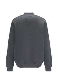 Szary sweter z okrągłym dekoltem, obniżonymi ramionami i prążkowanymi mankietami. Materiał wydaje się miękki i o teksturowanej powierzchni, bez widocznych wzorów ani logo.