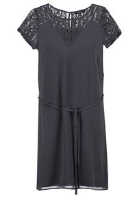 Černé šaty do délky kolen s krátkými krajkovými rukávy, krajkovým výstřihem do V a tenkým opaskem v pase.