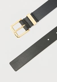 Cinturón de cuero negro con hebilla de metal en tono dorado. Cuenta con un acabado texturizado, bordes lisos y múltiples orificios de ajuste para la talla.