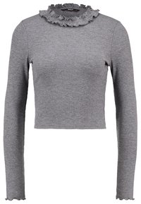 Harmaa ribbed pitkähihainen crop-top, jossa on röyhelökaulus. Kangas on teksturoitu ja istuva, ja helma on lyhyt.