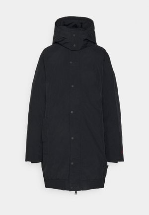 Manteau d'hiver long noir avec capuche, boutons-pression à l'avant et poches latérales, présenté sur un fond blanc uni.