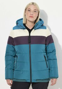 Giubbotto imbottito teal con cappuccio, caratterizzato da strisce colorate orizzontali in crema e viola scuro. Chiusura con zip e tasche laterali.