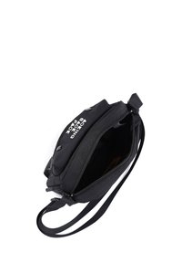 Borsa a spalla in tessuto nero con chiusura a zip, dotata di tasca frontale e tracolla regolabile. All'interno presenta un rivestimento soffice e nessun compartimento aggiuntivo.