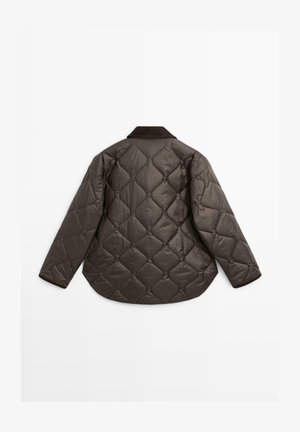 Giacca marrone trapuntata con orlo arrotondato, maniche lunghe e colletto scuro. Superficie testurizzata con motivi a forma di diamante.