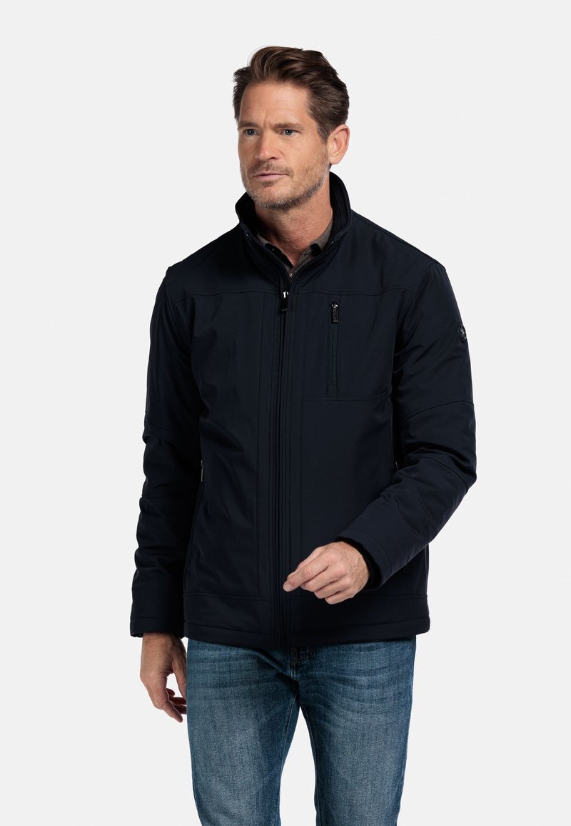 Navyblauwe geïsoleerde jas met een rits aan de voorkant, hoge kraag en meerdere zakken. Glad stof met gedetailleerde stiksels en een getailleerd ontwerp.