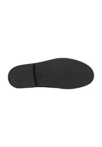 Semelle de chaussure noire avec surface texturée, bout arrondi et nom de la marque visible « Clarks » embossé près de la zone du talon.