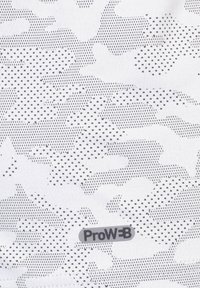 Tissu texturé blanc et gris clair avec un motif camouflage subtil et une petite étiquette "ProW=B" au centre.
