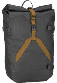 Mochila gris con tapa enrollable, hecha de tejido duradero, que cuenta con una correa ajustable marrón y un asa superior, con cadenas daisy en los laterales para almacenamiento adicional.