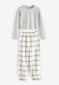 Maglietta grigia a maniche lunghe con scollatura rotonda abbinata a pantaloni a quadri in bianco, beige e marrone, dotati di vita elastica e polsini.