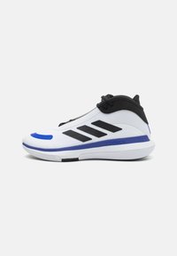 Λευκό αθλητικό παπούτσι με μαύρες λεπτομέρειες και τρεις μαύρες ρίγες. Διαθέτει υφή στο άνω μέρος και μπλε καουτσούκ σόλα. Ελαφρύ σχέδιο.