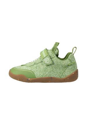 Lichtgroene casual sneaker met textuurstof, enkele verstelbare riem, trekbandje bij de hiel en bruine gespikkelde rubberen zool.