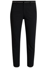 Czarne wąskie spodnie z kieszeniami bocznymi i srebrnymi szlufkami na pasek na białym tle.