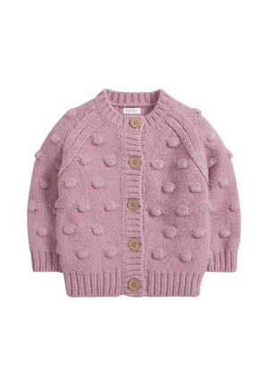 Cardigan bébé rose tricoté avec des boutons en bois et une texture en pompons en relief sur le devant, les manches et le dos, avec des poignets et un ourlet côtelés.