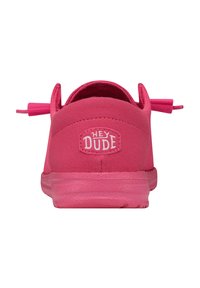 Zapatilla rosa con upper de tela suave, suela de goma texturizada y un parche con el logo en la parte posterior. Cuenta con tiradores para facilitar el calzado.