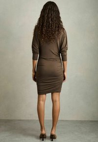 Reiss ARI RUCHED MINI - Rochie din jerseu - mink