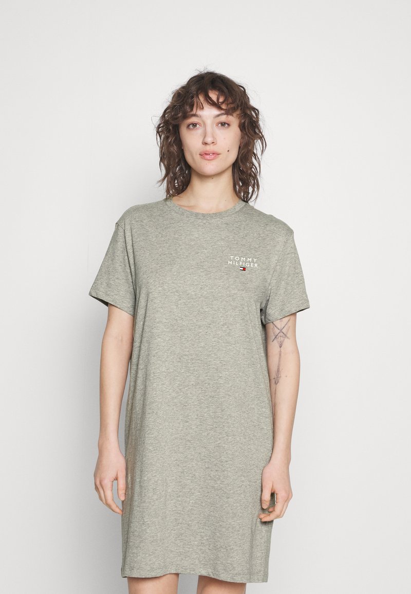 Grå bomulls t-shirtklänning med avslappnad passform, korta ärmar och rund halsringning. Har en liten logotryck framtill.