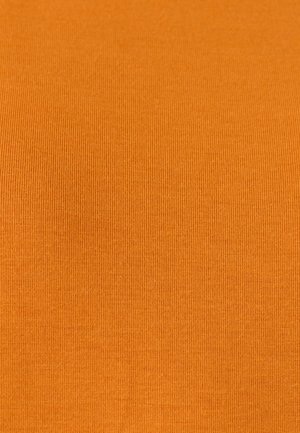 Tela naranja sólida con una fina textura de punto acanalado, que muestra líneas verticales y una superficie lisa.