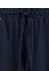 Granatowe szorty z bawełny z elastycznym pasem, regulowanym sznurkiem i małym szczegółem w postaci czerwonej metki. Miękka struktura i luźny krój.