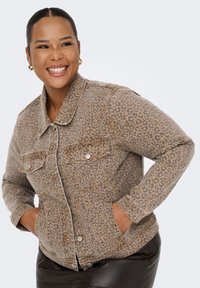 Džinsus ar leoparda rakstu, ar apkakles apkakli, divām priekšējām kabatām un brīvā piegriezumā; iekļauj pogas un kontrastējošas šuvju detaļas.