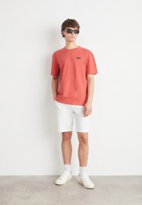 Calvin Klein MODERN SLIM BELT - Rövidnadrágok - weiss