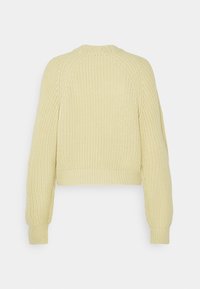 Pull crème en maille épaisse avec manches longues, poignets côtelés et ourlet côtelé, vu de dos sur un fond uni.