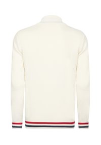 Weißer Pullover aus Wolle mit strukturiertem Muster, ausgestattet mit einem Stehkragen und gestreiften Akzenten in Rot und Marineblau an den Bündchen und am Saum.