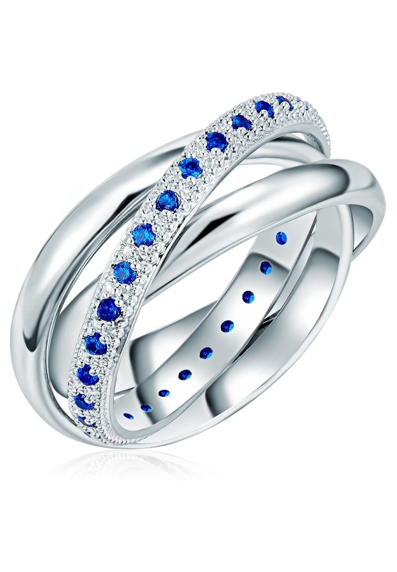 Tri interlocking prstanov iz poliranega srebra. Eden ima modre kamne vgrajene v strukturirani pas, medtem ko sta druga gladka in minimalistična.