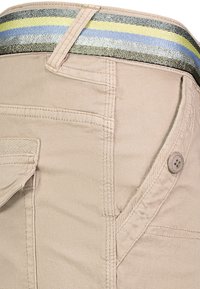 Tan cargo shorts met een gestructureerde elastische tailleband met blauwe, gele en zilveren strepen. Inclusief knoop en details van zijzakken.