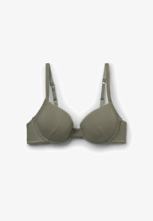 Licht olijfgroene gewatteerde beha met verstelbare bandjes en delicate kanten afwerking langs de randen, plat weergegeven op een witte achtergrond.