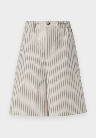 Beige gestreifte Shorts mit lockerer Passform, aus leichtem Stoff. Mit Knopfverschluss und zwei Seitentaschen.