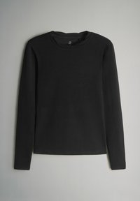 Melna garo piedurkņu krekliņš, kas izgatavots no gluda kokvilnas auduma. Iespējo kūlgriezumu un taisnu apakšmalu. Vienkāršs dizains bez redzamām rakstām vai rotājumiem.