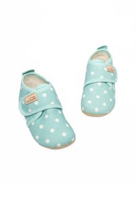 Lichtblauwe stoffen schoenen met witte stippen, voorzien van een klittenbandsluiting voor een veilige sluiting en een zachte, getextureerde binnenvoering.