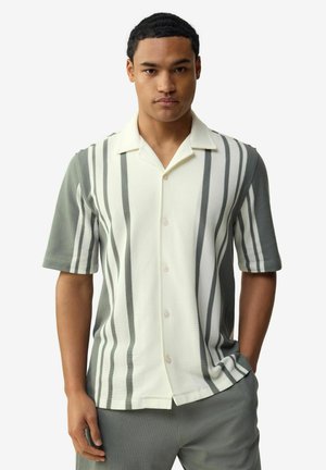 Kurzärmeliges Hemd in Weiß und Graustreifen, mit einem Kragen, Knopfleiste vorne und einem strukturierten Stoffmuster.