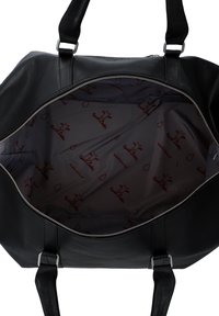 Crna kožna torba s metalnim patentnim zatvaračem, s vodootpornim unutarnjim prošivom s uzorkom malih logoa i naglascima.