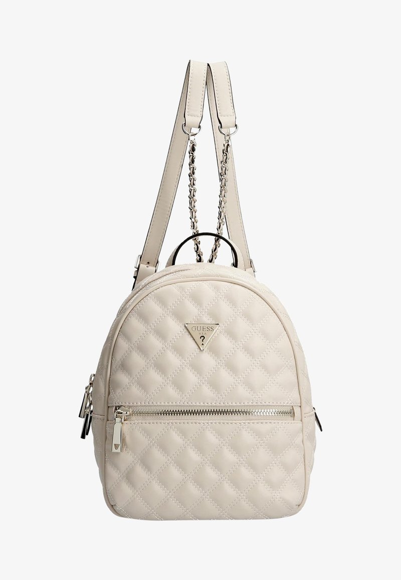 Sac à dos matelassé crème avec poche avant zippée, logo métal Guess et bretelles réglables ornées de chaînes.