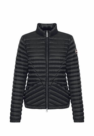 Chaqueta acolchada negra con cuello alto, cremallera frontal, bolsillos con costuras diagonales y parche circular con logotipo en la manga izquierda.