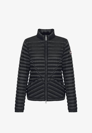 Čierna prešívaná vatovaná bunda s vysokým golierom, predným zipsom, šikmo prešitými vreckami a kruhovou nášivkou s logom na ľavom rukáve.