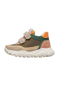 Sneaker sportiva con un mix di suede e materiali sintetici in beige, verde e arancione. Presenta cinturini in velcro e una suola chunky maculata.